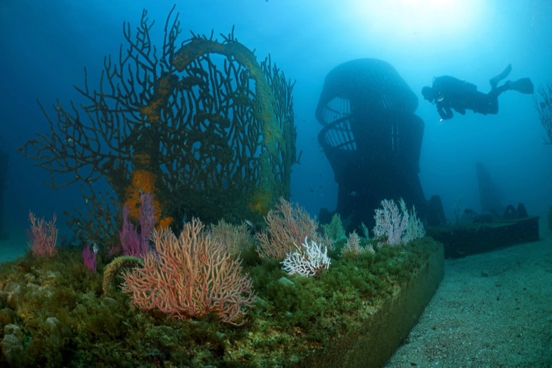 EDP Art Reef — divers at the sunken carved sculpture off Albufeira