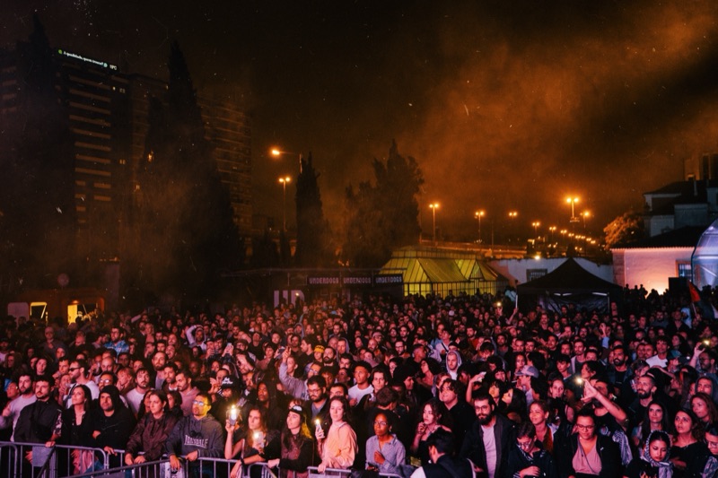 Wide night crowd with the lit Estufa, Iminente Takeover 2024, Palácio Pimenta gardens