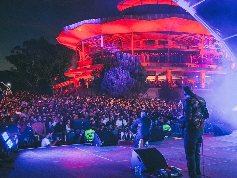 The Panorâmico de Monsanto lit red over a packed festival crowd, 2018